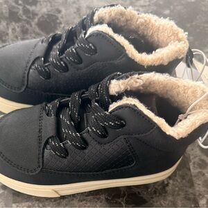 OshKosh B’gosh Toddler Boots Size 7 Black Fur Lined Lace Up NEW